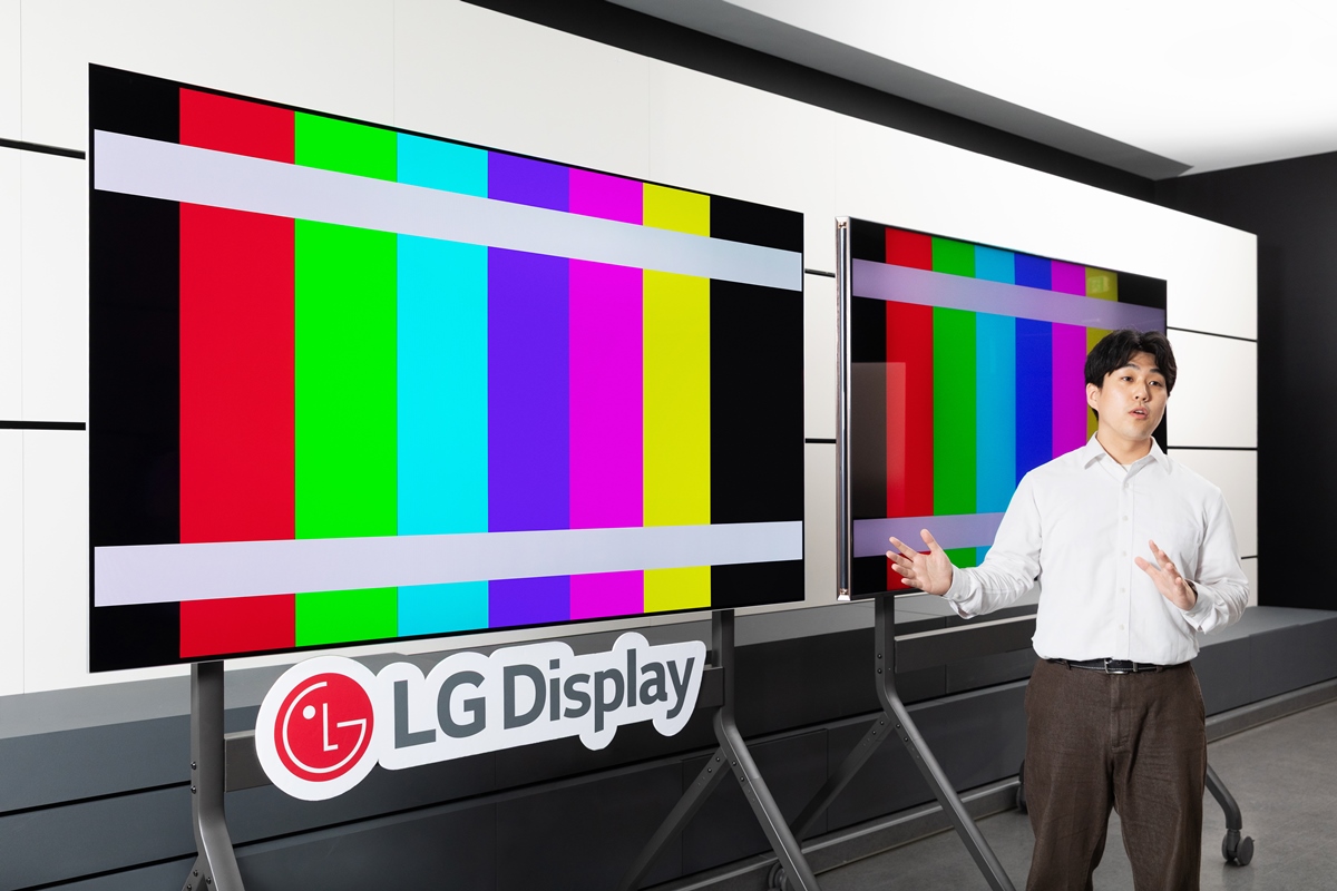 LG Display demonstration of colour test patterns on two large OLED panels accompanying the Intertek certification announcement.