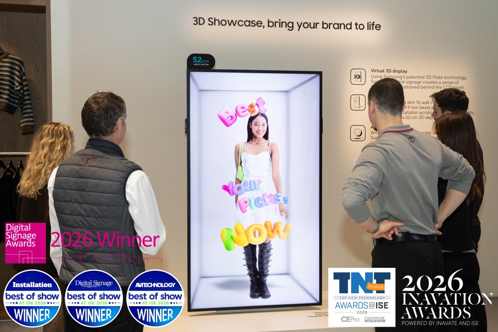 Ekran Samsung Spatial Signage na ISE 2026, z zachowanymi oznaczeniami nagród widocznymi na oryginalnej fotografii.